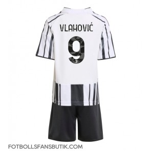 Juventus Dusan Vlahovic #9 Replika Hemmatröja Barn 2025-26 Kortärmad (+ Korta byxor)